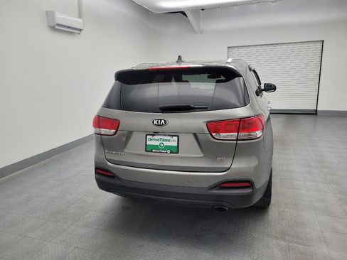 Used 2017 Kia Sorento LX w/ LX Convenience Package image 7