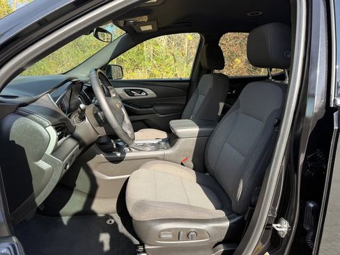Used 2023 Chevrolet Traverse LT image 11