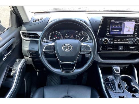 Used 2021 Toyota Highlander XLE AWD/4WD image 5