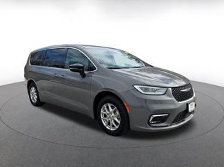 Used 2025 Chrysler Pacifica Select video 1