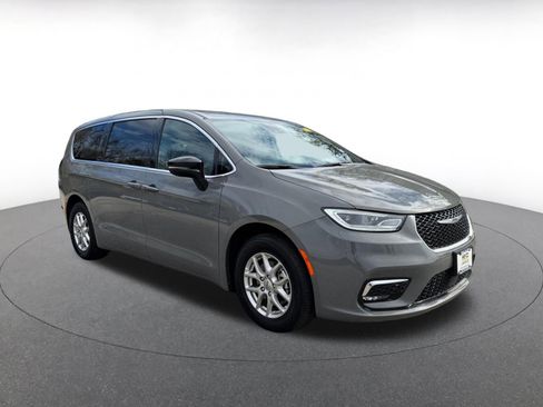 Used 2025 Chrysler Pacifica Select image 1