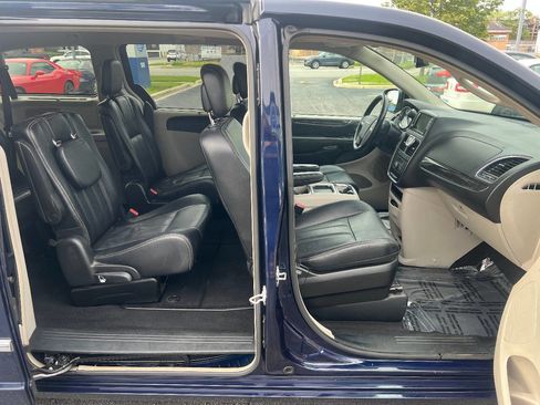 Used 2015 Chrysler Town & Country Touring w/ Driver Convenience Group FWD image 30
