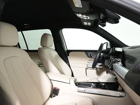 Used 2025 Mercedes-Benz GLB 250 4MATIC image 26