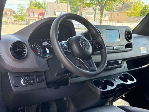 Used 2024 Mercedes-Benz Sprinter 2500 image 16