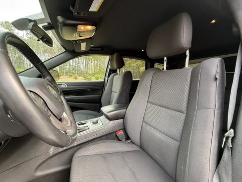 Used 2019 Jeep Grand Cherokee Laredo AWD/4WD image 12