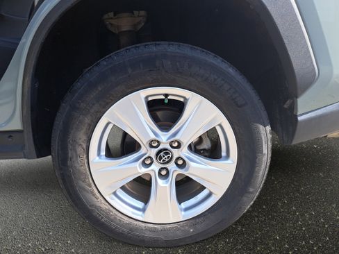 Used 2020 Toyota RAV4 XLE image 29