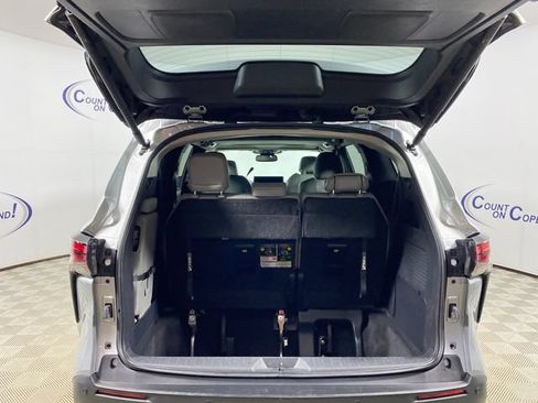 Certified 2025 Toyota Sienna XLE FWD image 7