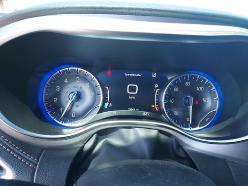Used 2024 Chrysler Pacifica Pinnacle w/ Trailer Tow Group FWD image 18