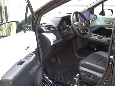 Used 2025 Toyota Sienna XSE AWD/4WD image 10