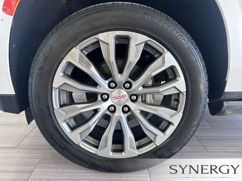 Used 2021 GMC Yukon Denali w/ Denali Premium Package AWD/4WD image 12