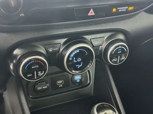 Used 2020 Hyundai Venue SEL FWD image 23