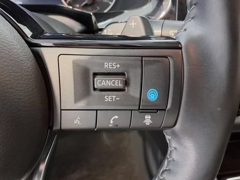 Used 2024 Nissan Pathfinder SL FWD image 9
