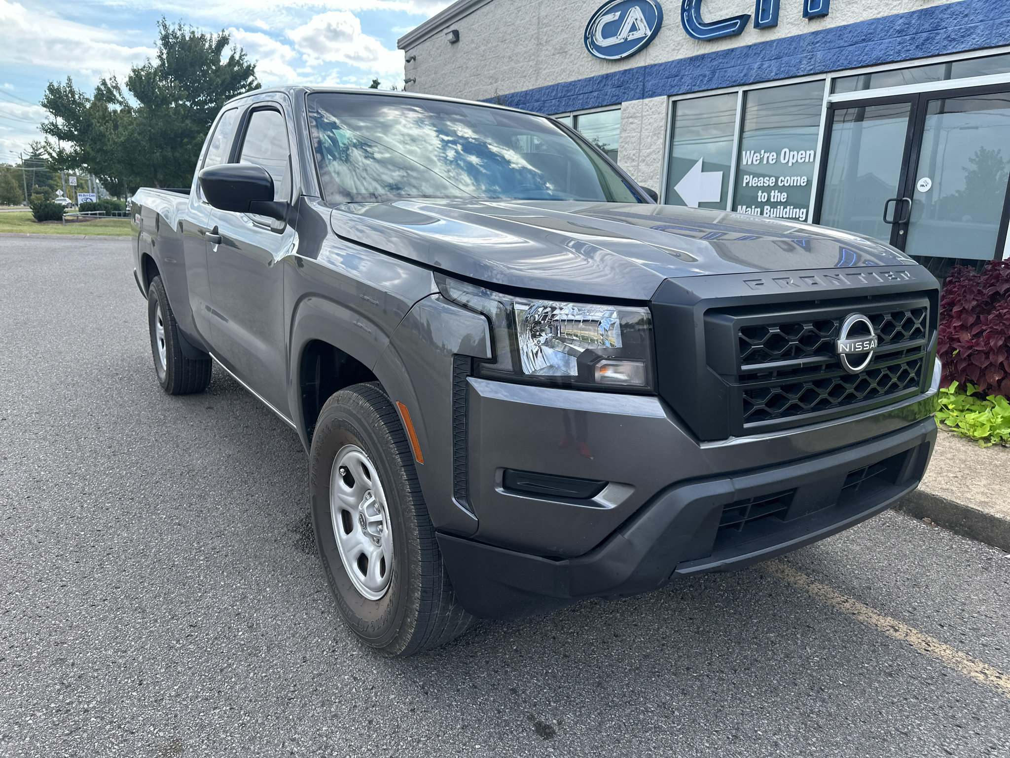 Used 2022 Nissan Frontier S RWD image 2