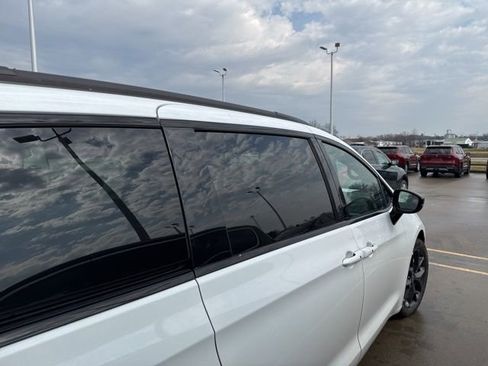 Used 2025 Chrysler Pacifica Limited image 15