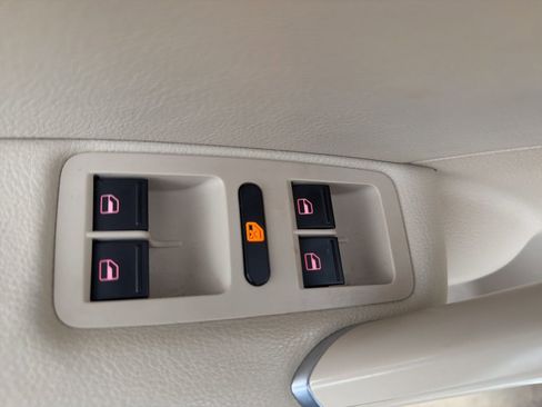 Used 2018 Volkswagen Passat 2.0T SE image 25