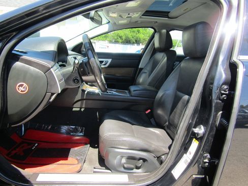 Used 2014 Jaguar XF RWD image 15