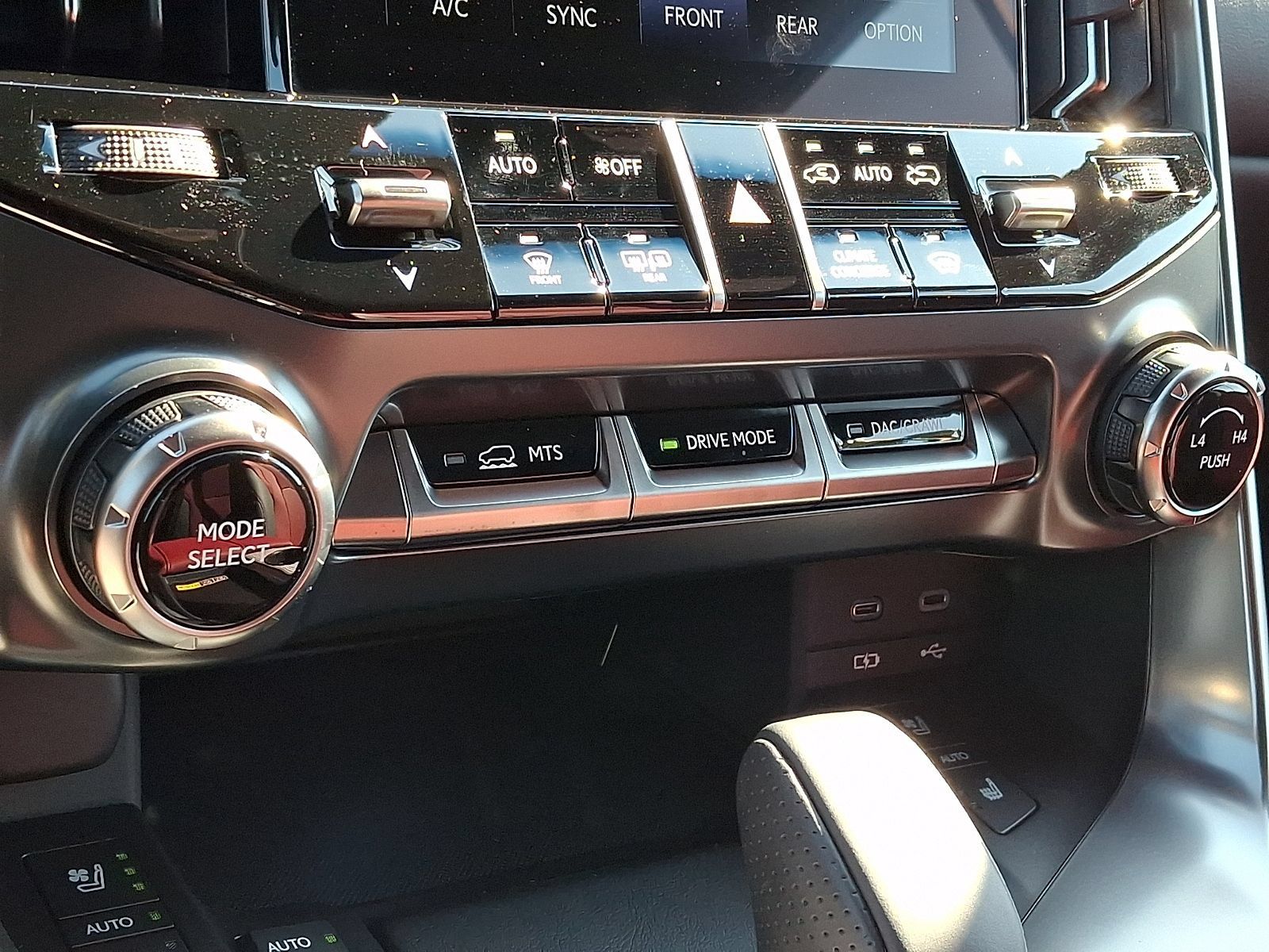 Used 2025 Lexus LX 700h F Sport w/ Accessory Package (Z1) AWD/4WD image 31