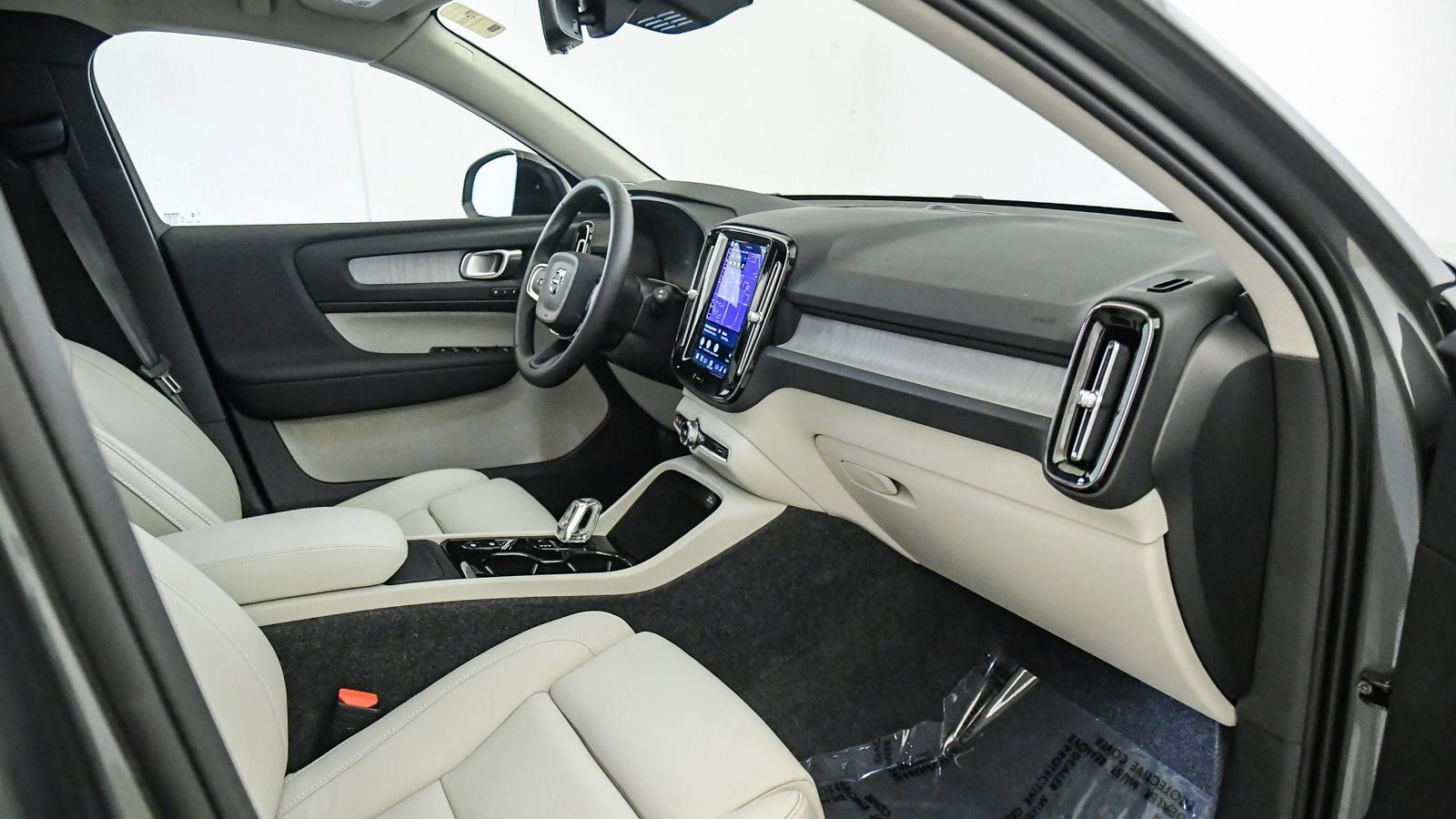 Certified 2026 Volvo XC40 B5 Plus AWD/4WD image 16