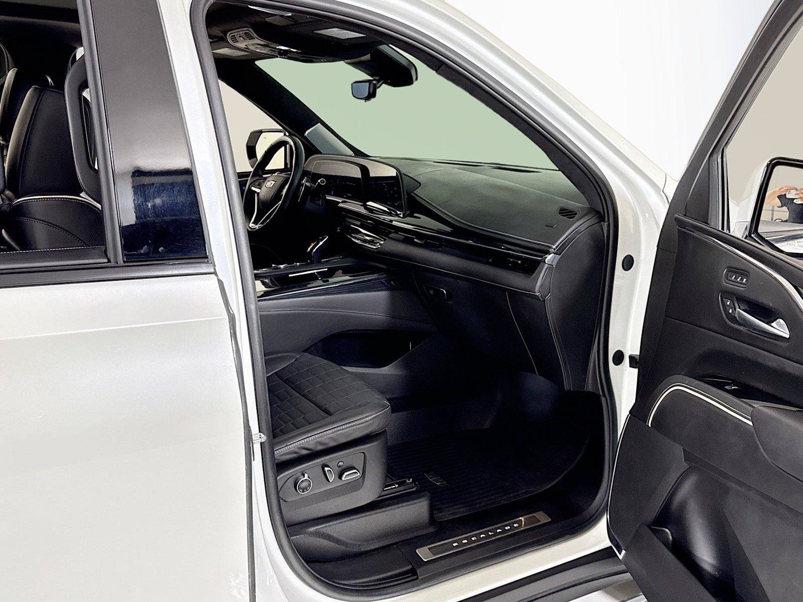 Used 2024 Cadillac Escalade V w/ LPO, ONYX Package AWD/4WD image 34