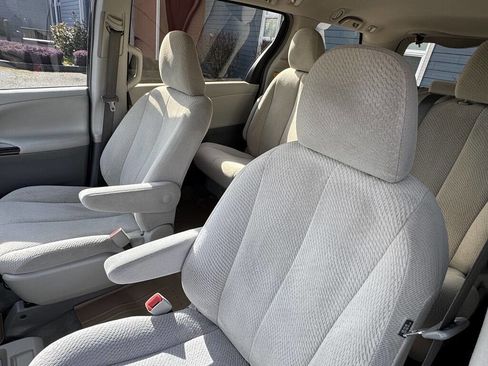 Used 2012 Toyota Sienna LE image 17