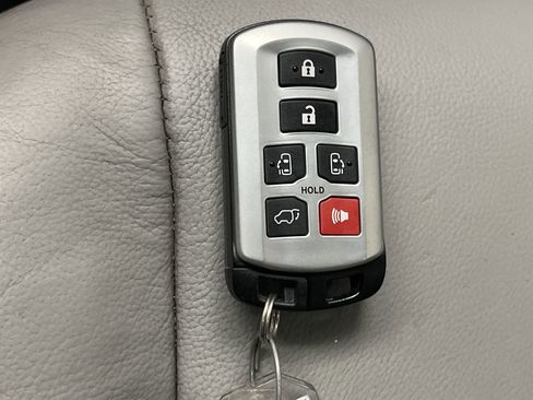 Used 2017 Toyota Sienna XLE Premium image 29