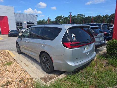 Used 2023 Chrysler Pacifica Touring-L w/ S Appearance Package FWD image 3