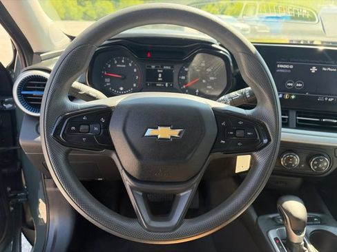 Used 2025 Chevrolet Trax LS w/ LS Convenience Package FWD image 15