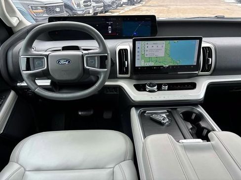 Used 2025 Ford Expedition Active image 12