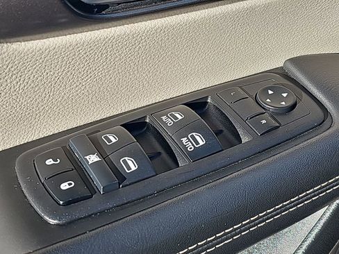 Used 2024 Chrysler Pacifica Touring-L image 29