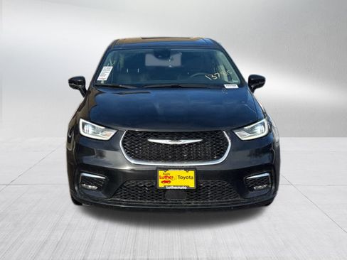 Used 2024 Chrysler Pacifica Select image 2