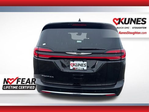 Used 2025 Chrysler Pacifica Select image 10