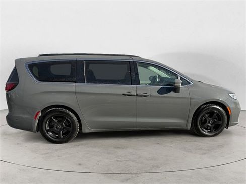 Used 2022 Chrysler Pacifica Touring-L image 6