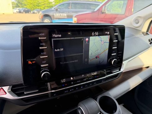 Used 2023 Toyota Sienna XLE w/ XLE Plus Package FWD image 18