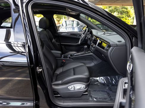 Certified 2026 Porsche Macan AWD/4WD image 57