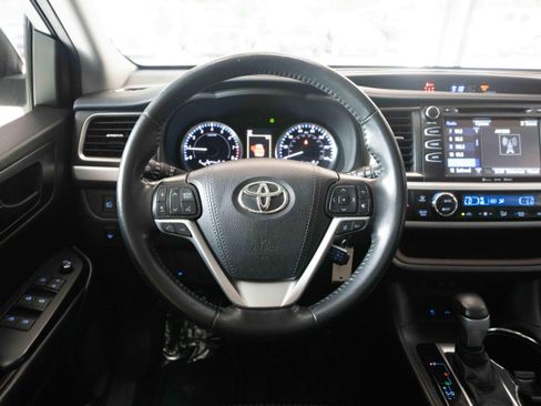 Used 2019 Toyota Highlander Plus w/ Carpet Mat Package (TMS) AWD/4WD image 21