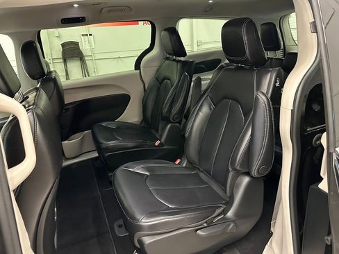 Certified 2023 Chrysler Pacifica Touring-L image 24
