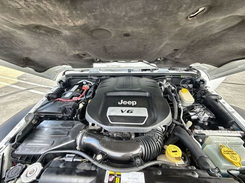 Used 2016 Jeep Wrangler Unlimited Rubicon w/ Connectivity Group image 19