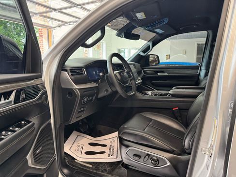 Used 2024 Jeep Wagoneer L Series II w/ Flexible Seating Group RWD image 9