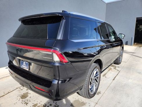 Used 2025 Lincoln Navigator Reserve AWD/4WD image 5