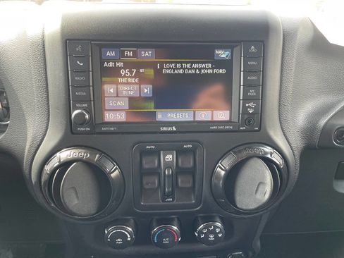 Used 2017 Jeep Wrangler Unlimited Sahara image 25