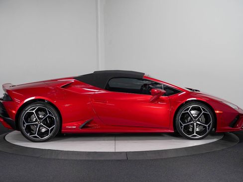 Used 2021 Lamborghini Huracan EVO image 9