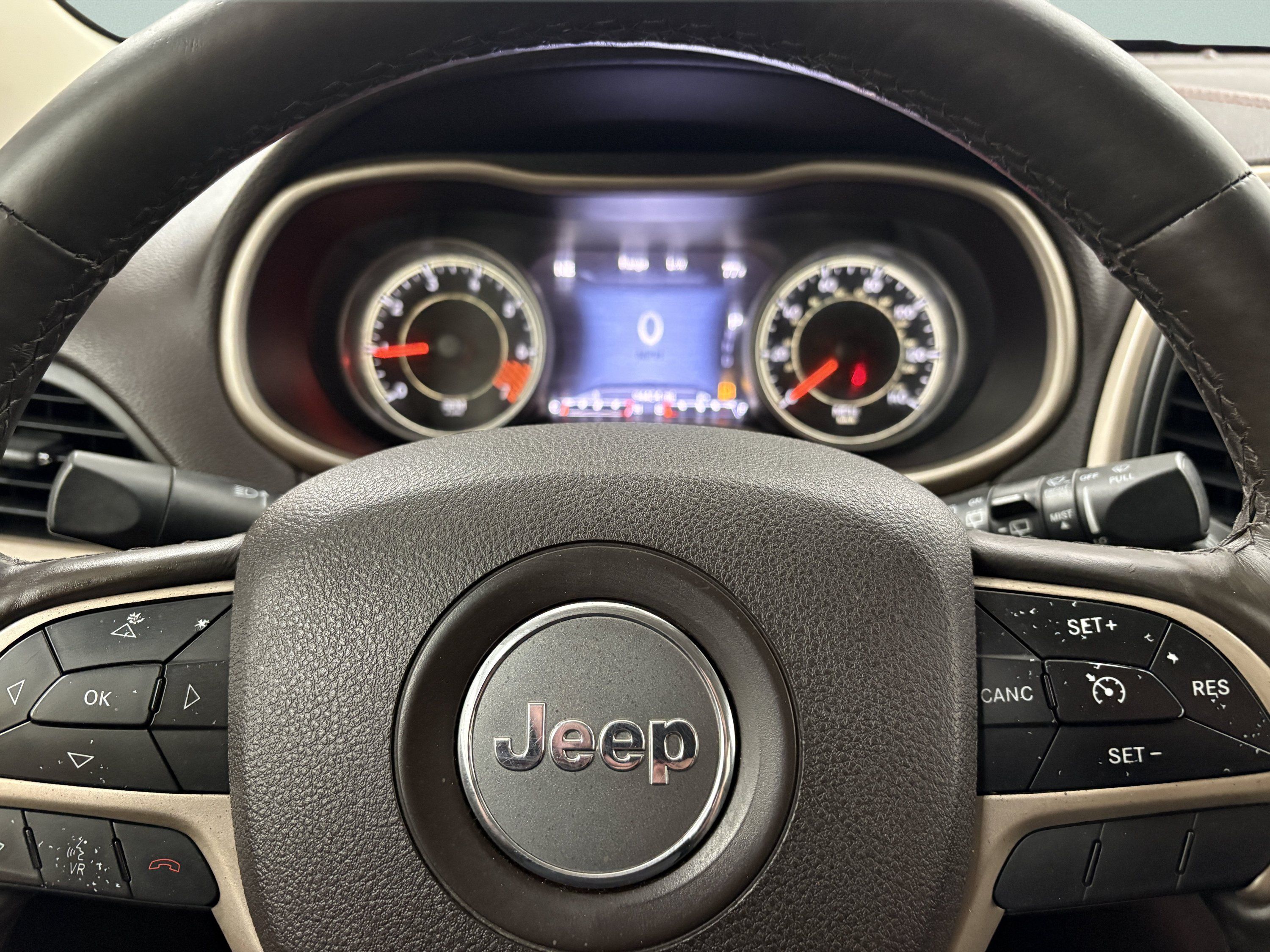 Used 2014 Jeep Cherokee Trailhawk w/ Comfort/Convenience Group AWD/4WD image 29