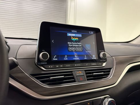 Used 2025 Nissan Altima 2.5 SV FWD image 22