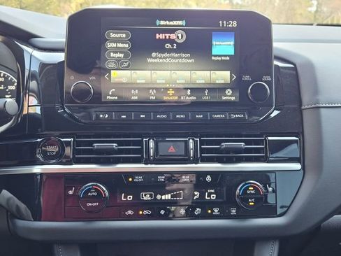 New 2025 Nissan Pathfinder SL w/ Black Appearance Package image 21