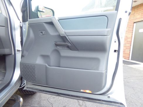 Used 2005 Nissan Titan SE RWD image 25