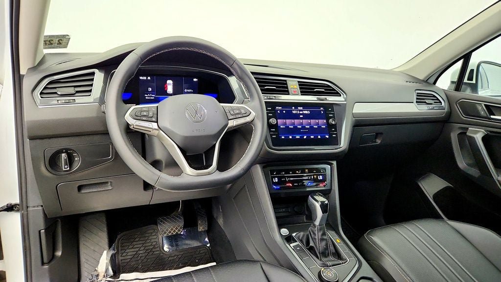 Used 2022 Volkswagen Tiguan SE w/ Panoramic Sunroof Package AWD/4WD image 13
