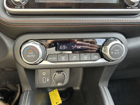 Used 2020 Nissan Kicks SR image 14