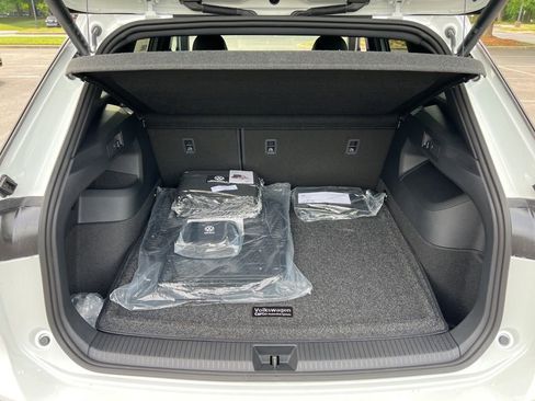 New 2026 Volkswagen Tiguan SE R-Line FWD image 13