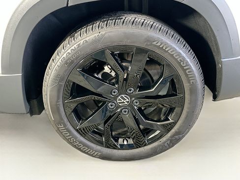 Used 2024 Volkswagen Taos SE image 11