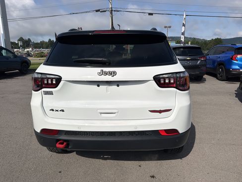 Used 2025 Jeep Compass Trailhawk w/ Trailhawk Convenience Group AWD/4WD image 7